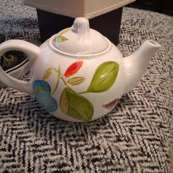 Floral White and Red Teapot - Picture 3 of 5